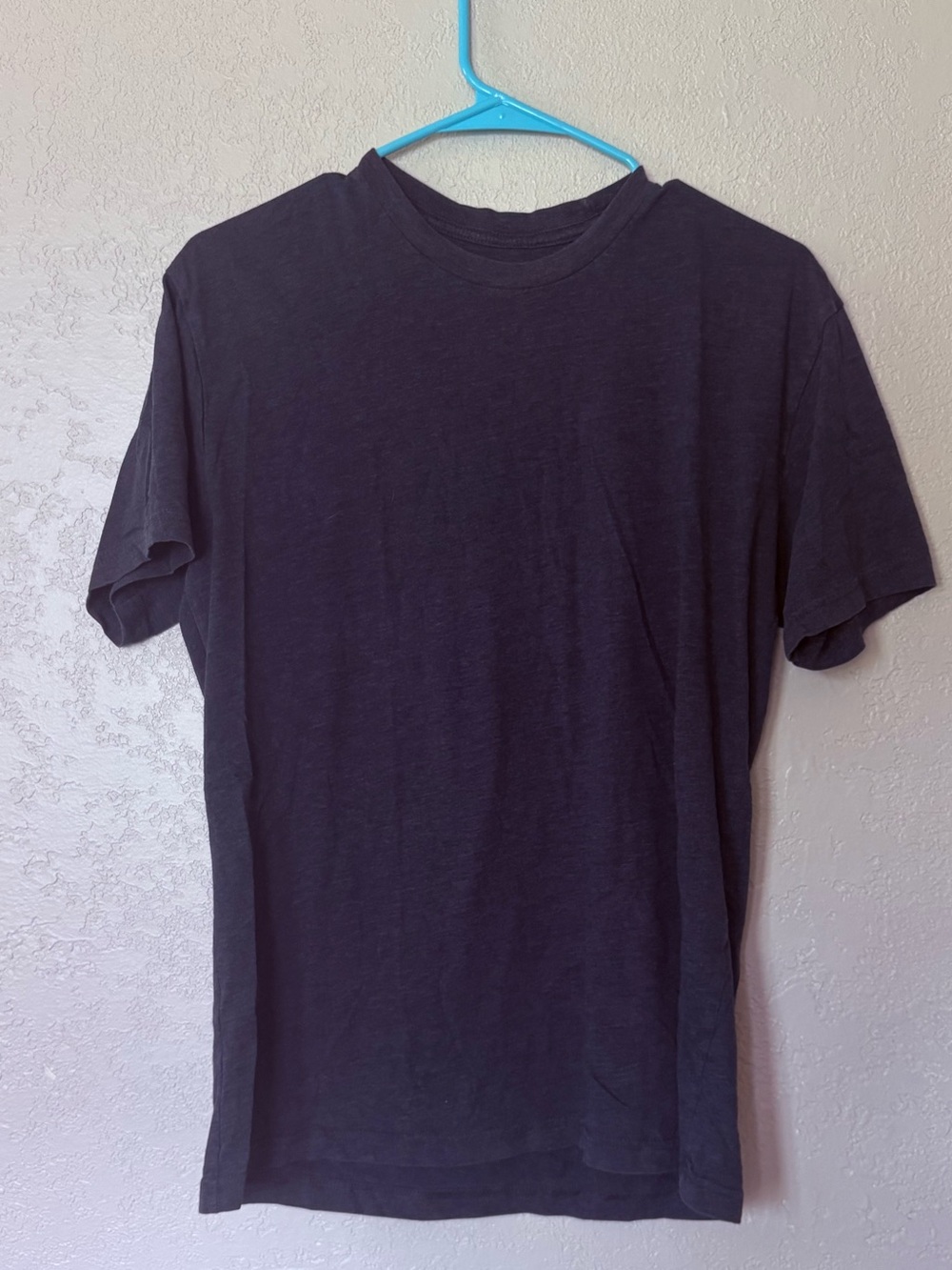 Men’s dark blue tee shirt